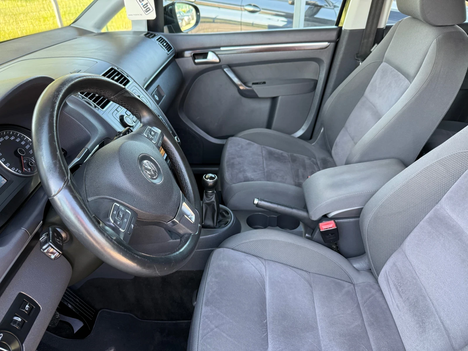 VW Touran 2.0 TDI Швейцария 7 местен, снимка 9 - Автомобили и джипове - 54677560