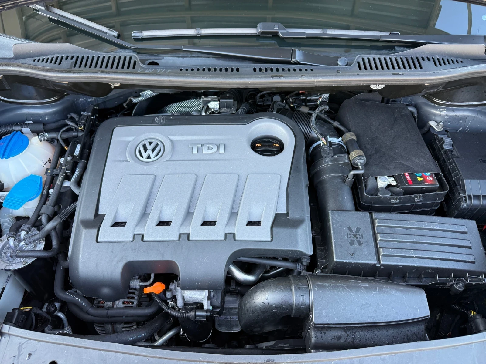 VW Touran 2.0 TDI Швейцария 7 местен, снимка 16 - Автомобили и джипове - 54677560