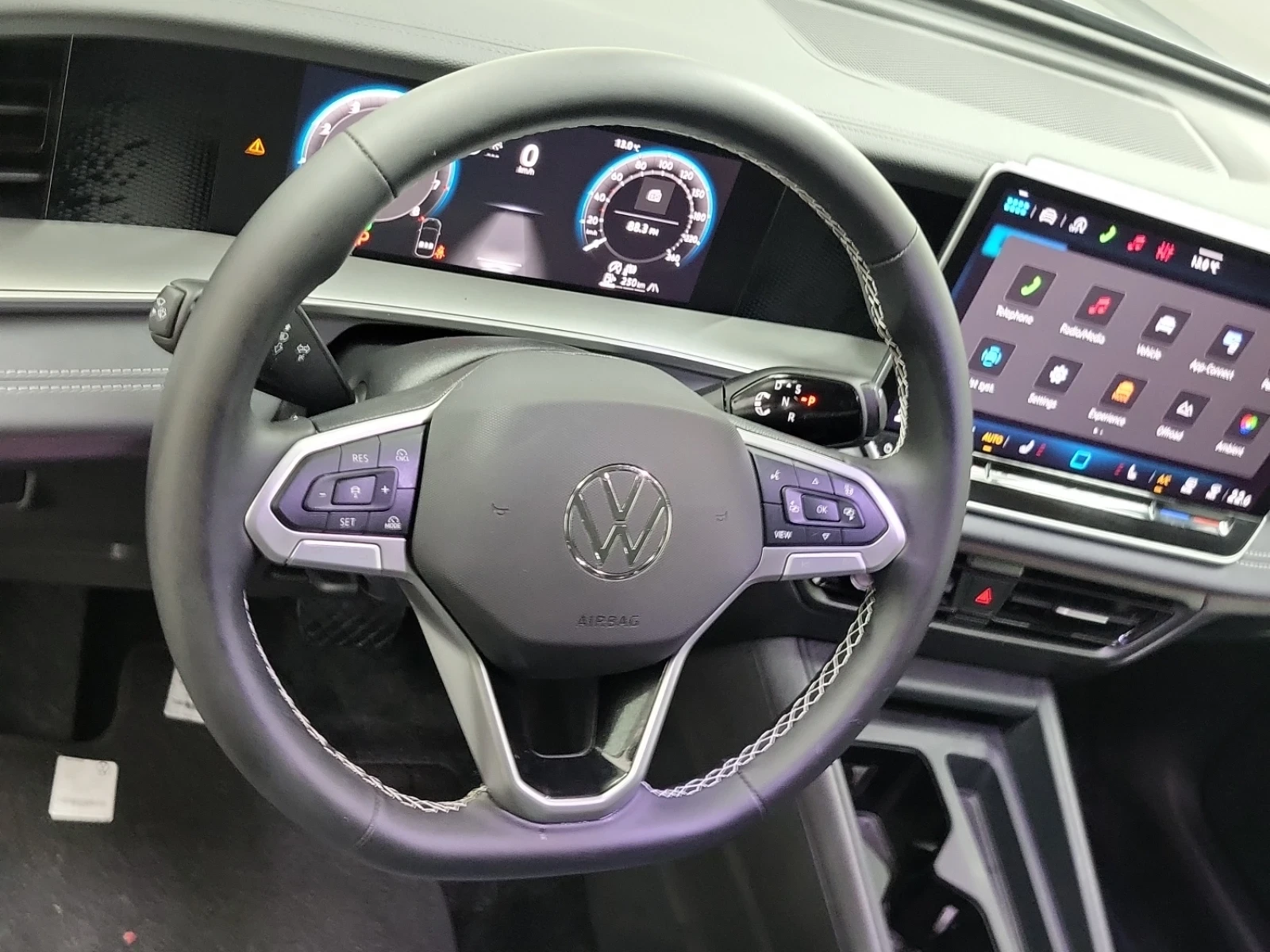 VW Tiguan COMFORTLINE | ДИГИТАЛНО ТАБЛО| ДВА КЛЮЧА| KEYLESS|, снимка 17 - Автомобили и джипове - 54083676