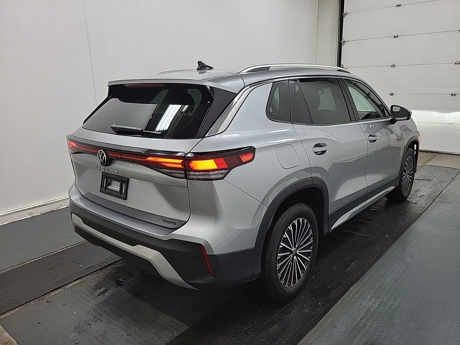 VW Tiguan COMFORTLINE | ДИГИТАЛНО ТАБЛО| ДВА КЛЮЧА| KEYLESS|, снимка 3 - Автомобили и джипове - 54083676