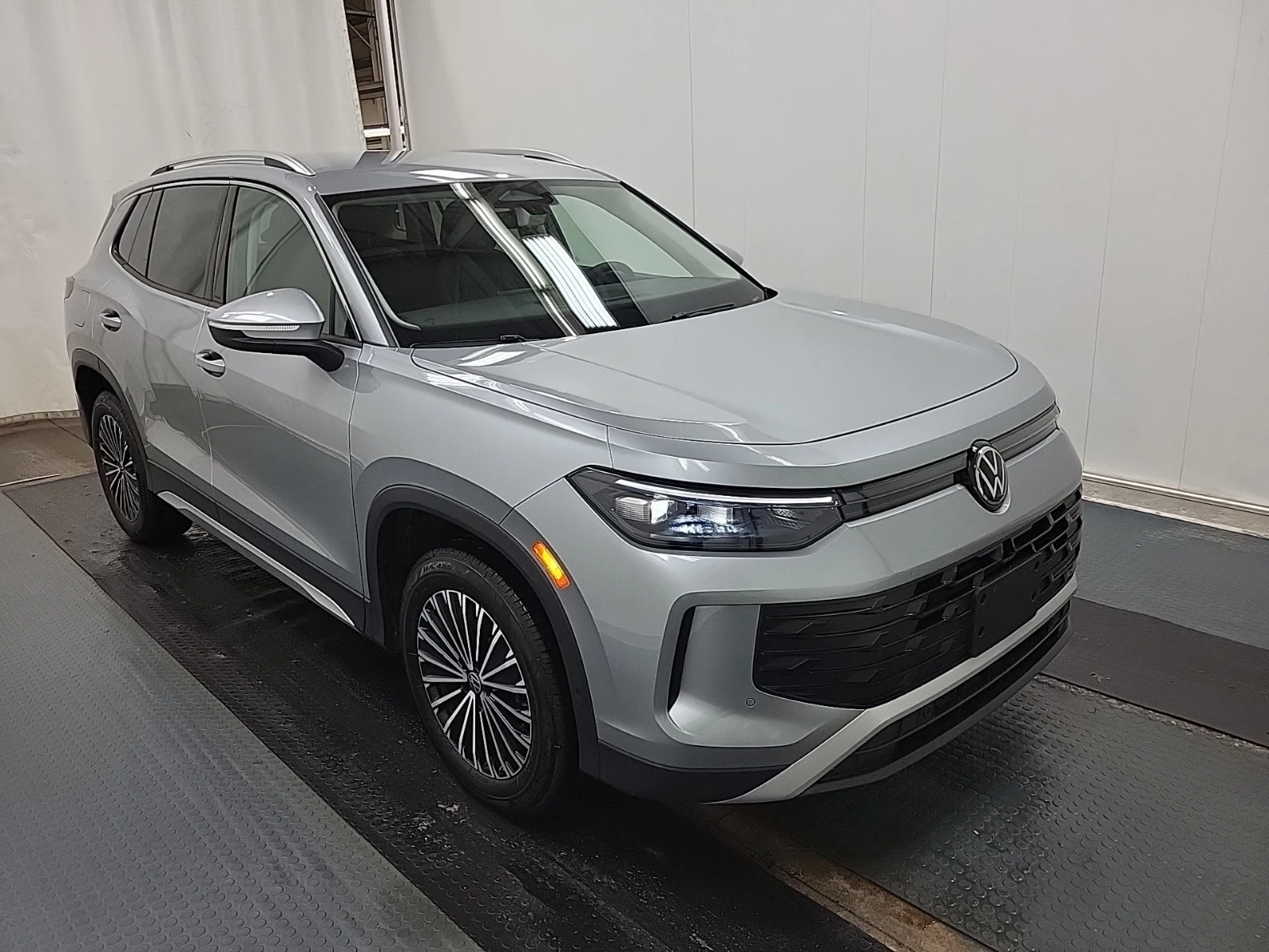 VW Tiguan COMFORTLINE | ДИГИТАЛНО ТАБЛО| ДВА КЛЮЧА| KEYLESS|, снимка 2 - Автомобили и джипове - 54083676