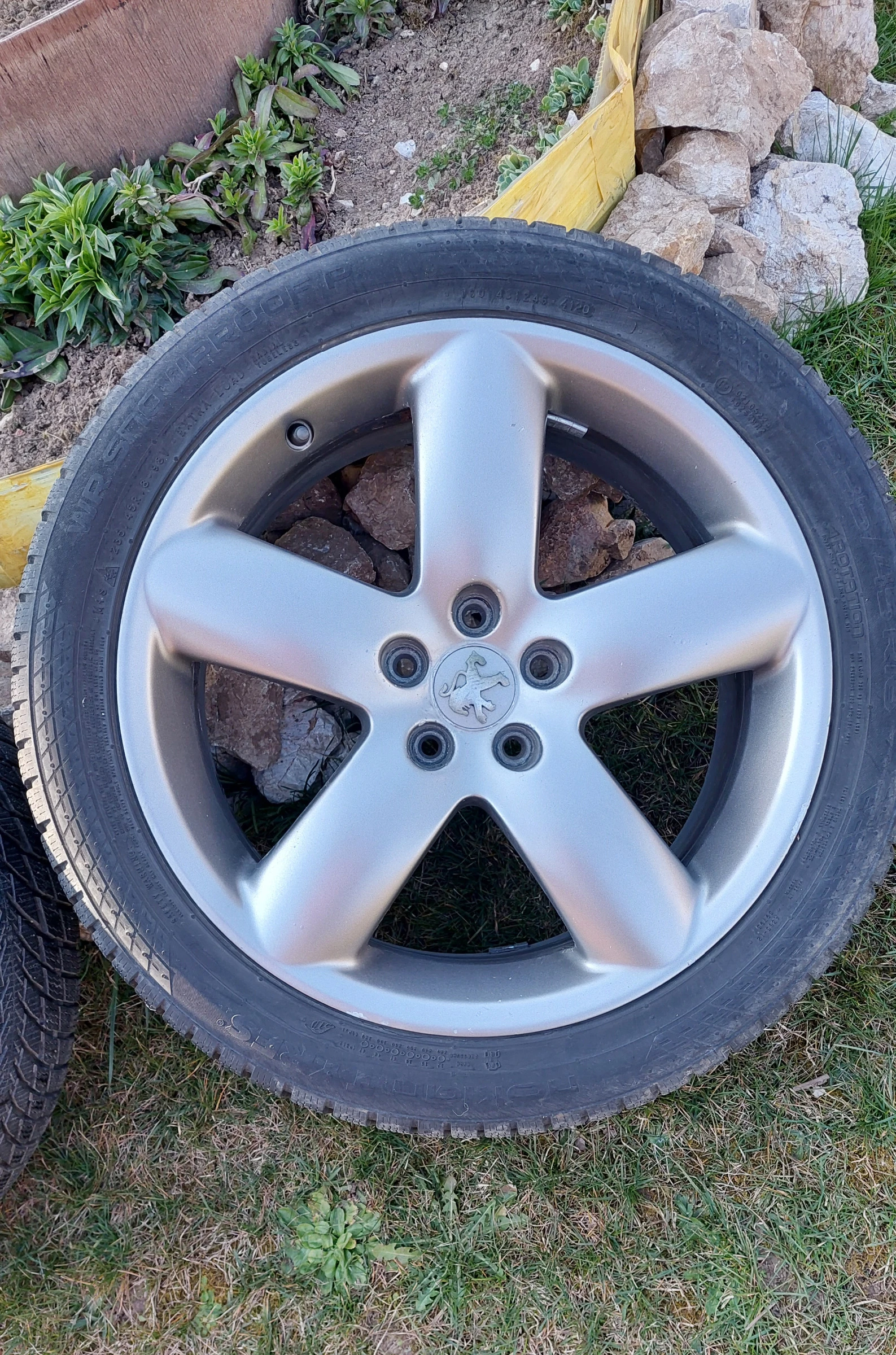 Гуми с джанти Nokian 235/45R18