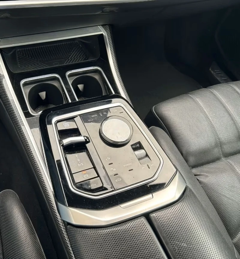 BMW 740 M-Sport xDrive, снимка 7 - Автомобили и джипове - 52613745