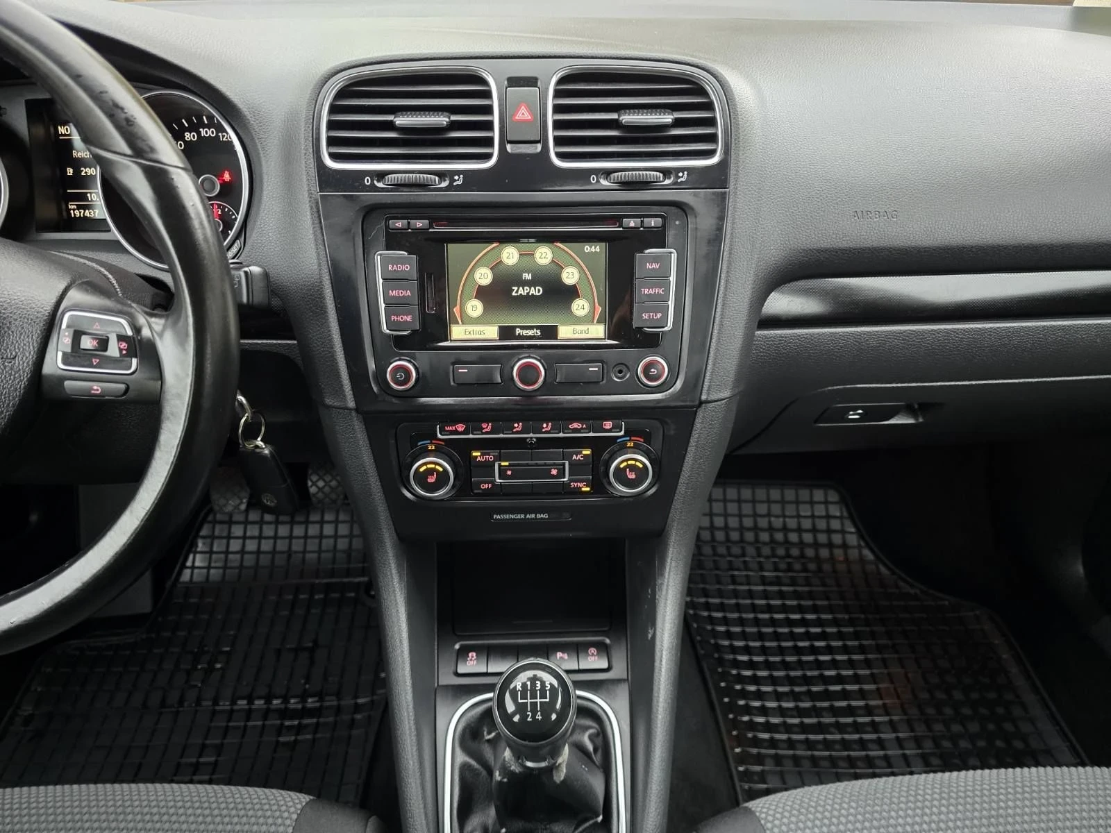 VW Golf 1.6TDI LED, снимка 9 - Автомобили и джипове - 56613373