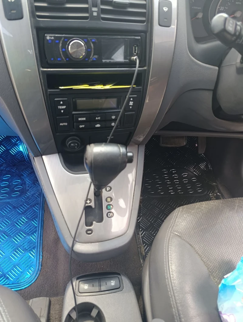 Hyundai Tucson 2.0 CRDI 113 к.с. 4х4 Automatic , снимка 12 - Автомобили и джипове - 53288585