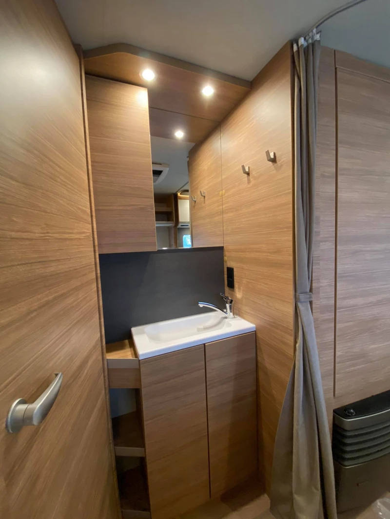 Каравана Weinsberg CaraOne 450FU 2025, снимка 5 - Каравани и кемпери - 50739433