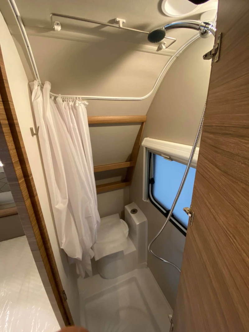 Каравана Weinsberg CaraOne 450FU 2025, снимка 6 - Каравани и кемпери - 50739433