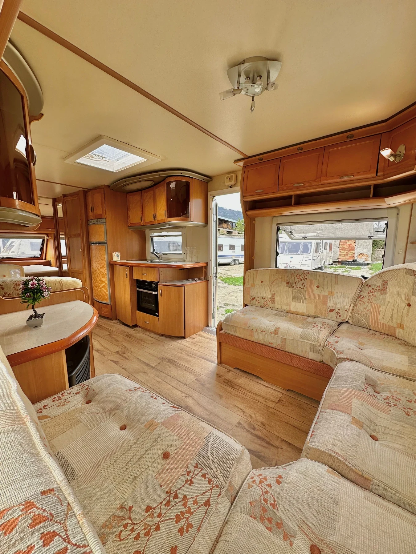 Каравана Hobby Prestige 720 /НОВ ВНОС/ ГОЛЯМ ХЛАДИЛНИК/ БАНЯ И WC - изображение 9