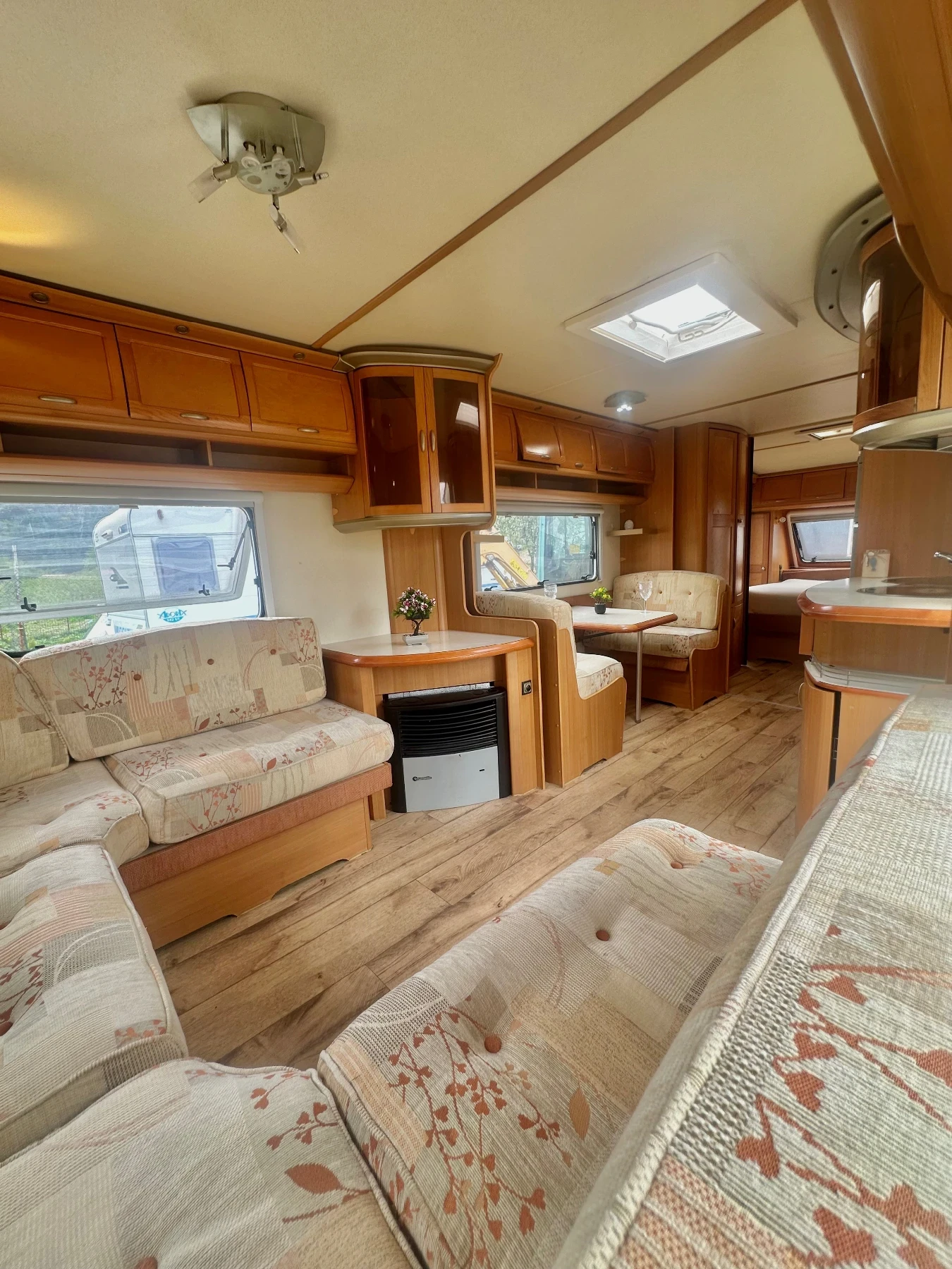 Каравана Hobby Prestige 720 /НОВ ВНОС/ ГОЛЯМ ХЛАДИЛНИК/ БАНЯ И WC - изображение 8