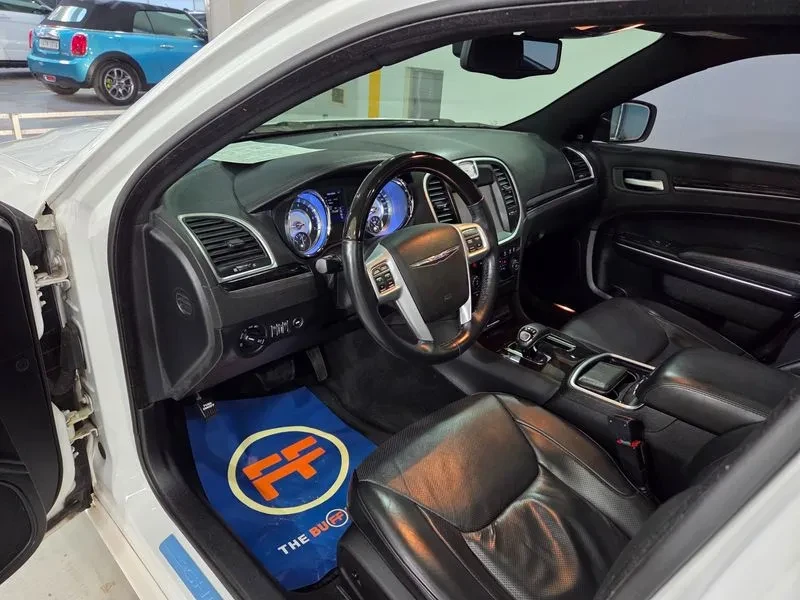 Chrysler 300c, снимка 16 - Автомобили и джипове - 54326082