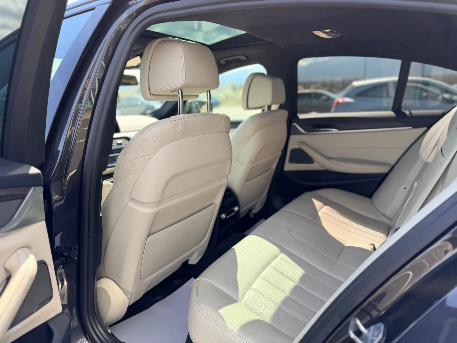 BMW 540 540I M-sport-FullЛизинг през Уникредит , снимка 15 - Автомобили и джипове - 53655202