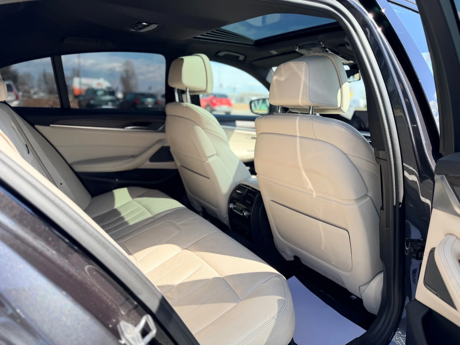 BMW 540 540I M-sport-FullЛизинг през Уникредит , снимка 13 - Автомобили и джипове - 53655202