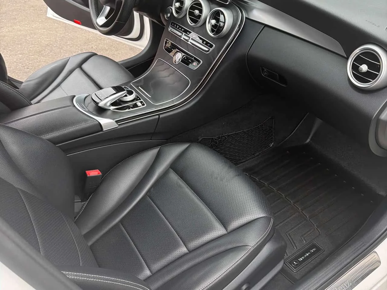 Mercedes-Benz C 300 4MATIC | CARFAX | БЕЗ ПЪРВОНАЧАЛНА ВНОСКА, снимка 15 - Автомобили и джипове - 55054195