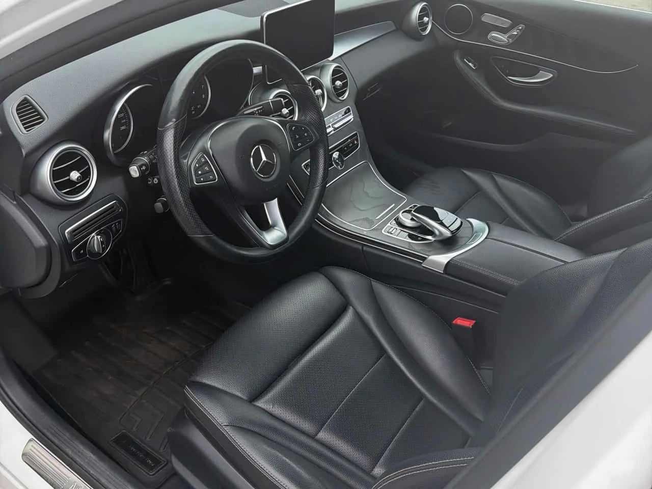 Mercedes-Benz C 300 4MATIC | CARFAX | БЕЗ ПЪРВОНАЧАЛНА ВНОСКА, снимка 8 - Автомобили и джипове - 55054195