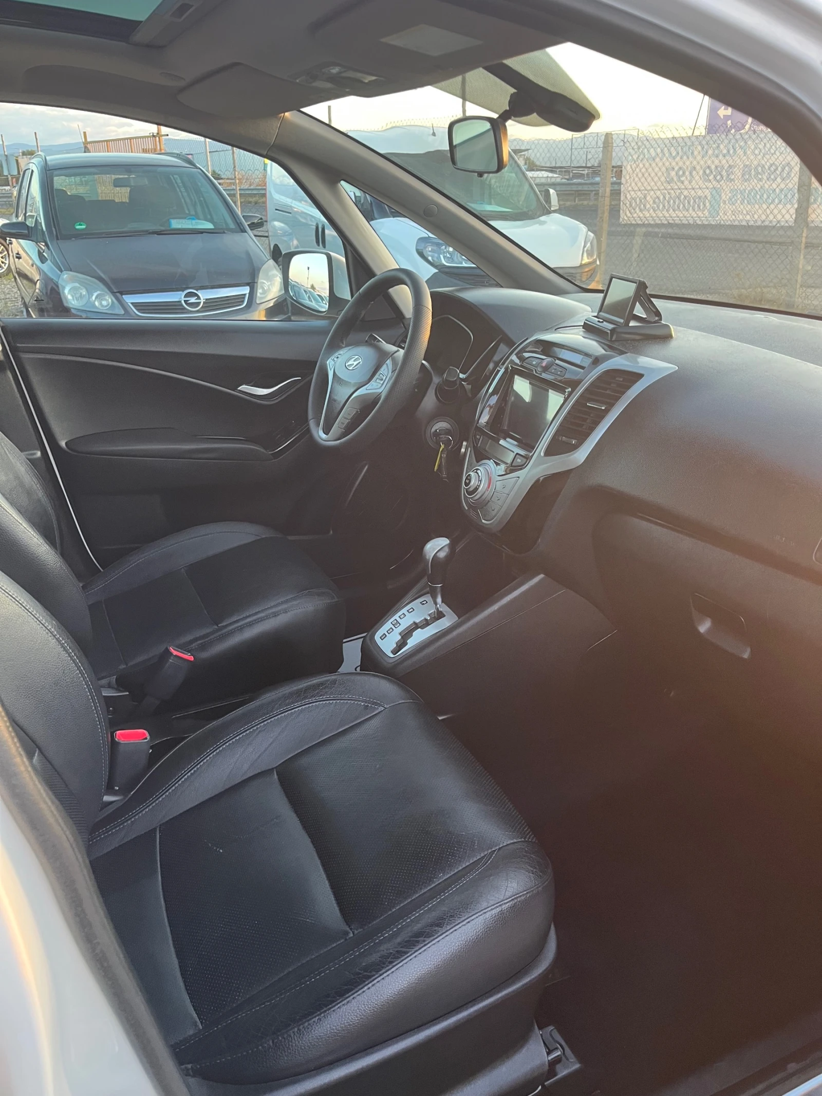 Hyundai Ix20 1.6 AUTOMAT, снимка 11 - Автомобили и джипове - 56333277