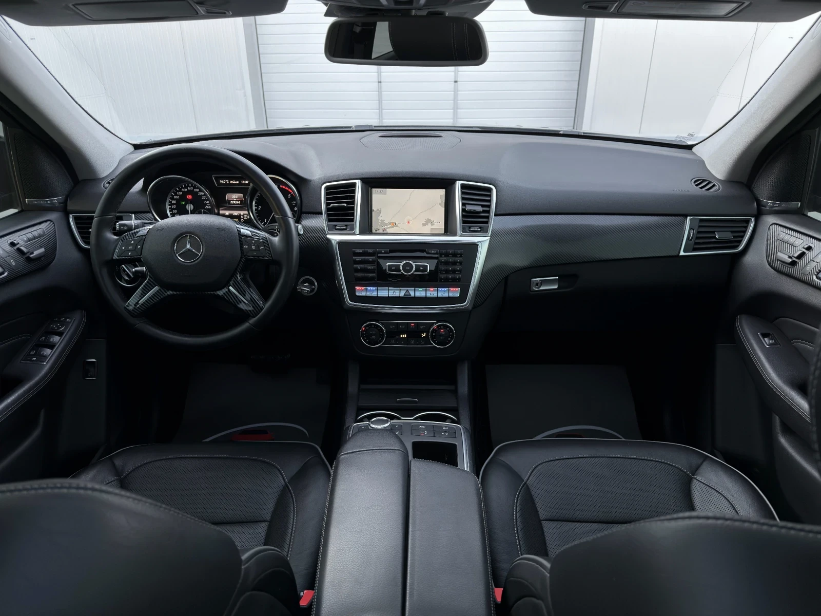 Mercedes-Benz ML 350 AMG/PANORAMA/MASSAGE/NIGHT VISION/DISTRONIC+ , снимка 10 - Автомобили и джипове - 54359093