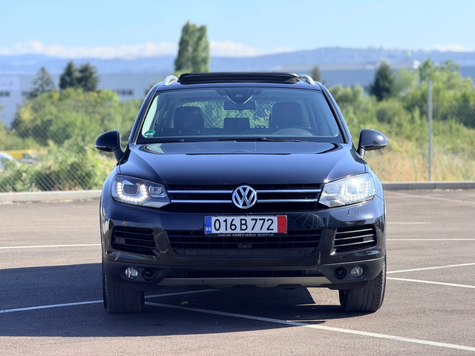 VW Touareg 3.0TDi-FULL-Лизинг през Уникредит , снимка 2 - Автомобили и джипове - 55628358