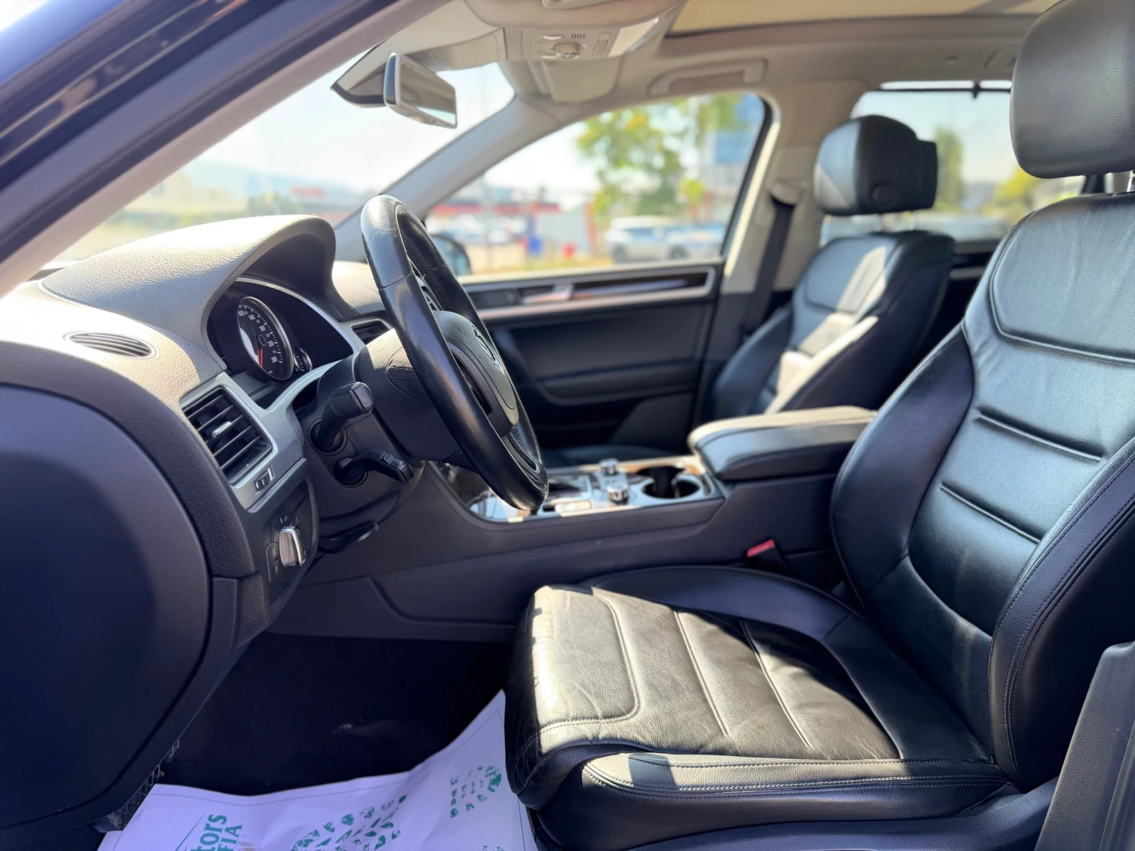 VW Touareg 3.0TDi-FULL-Лизинг през Уникредит , снимка 9 - Автомобили и джипове - 55628358