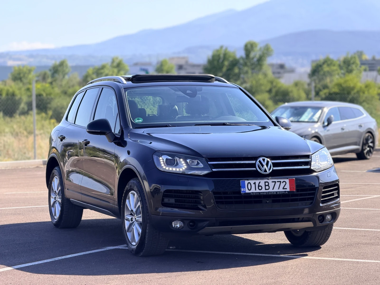 VW Touareg 3.0TDi-FULL-Лизинг през Уникредит , снимка 3 - Автомобили и джипове - 55628358