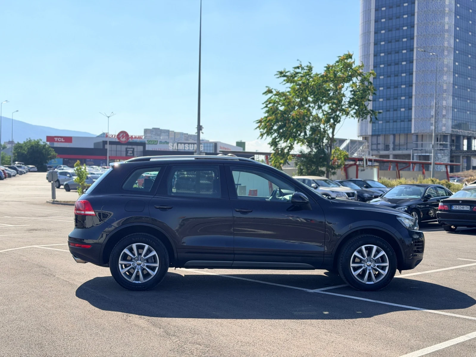 VW Touareg 3.0TDi-FULL-Лизинг през Уникредит , снимка 4 - Автомобили и джипове - 55628358