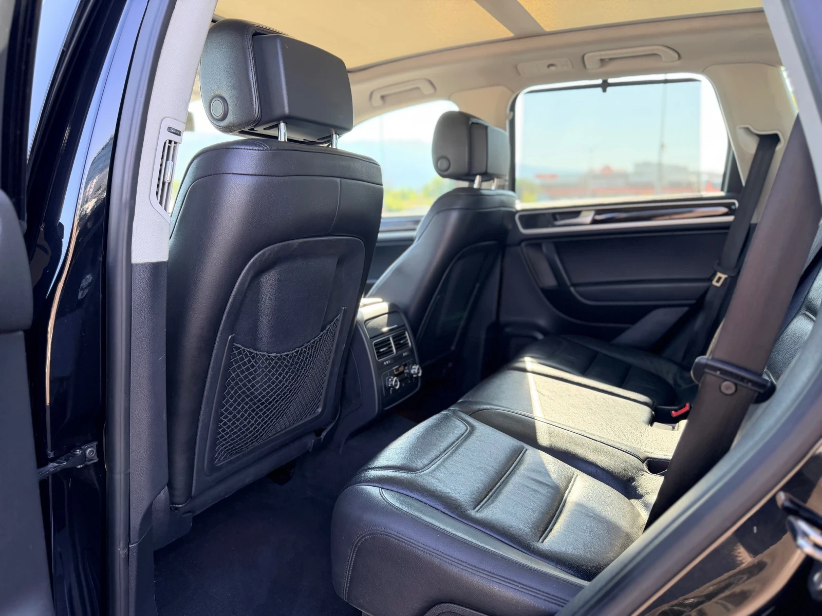 VW Touareg 3.0TDi-FULL-Лизинг през Уникредит , снимка 14 - Автомобили и джипове - 55628358
