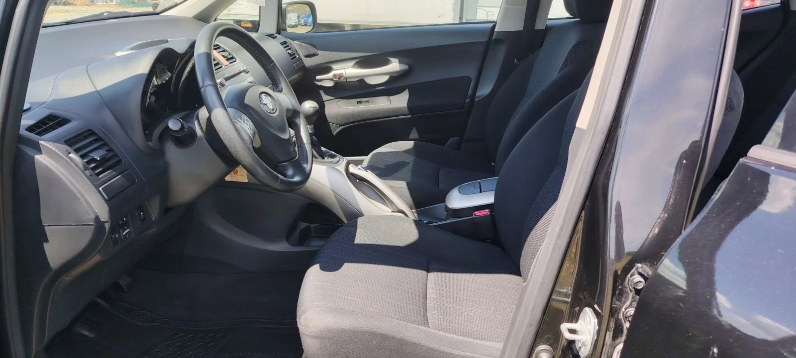 Toyota Auris 1.6i-124к.с - изображение 10