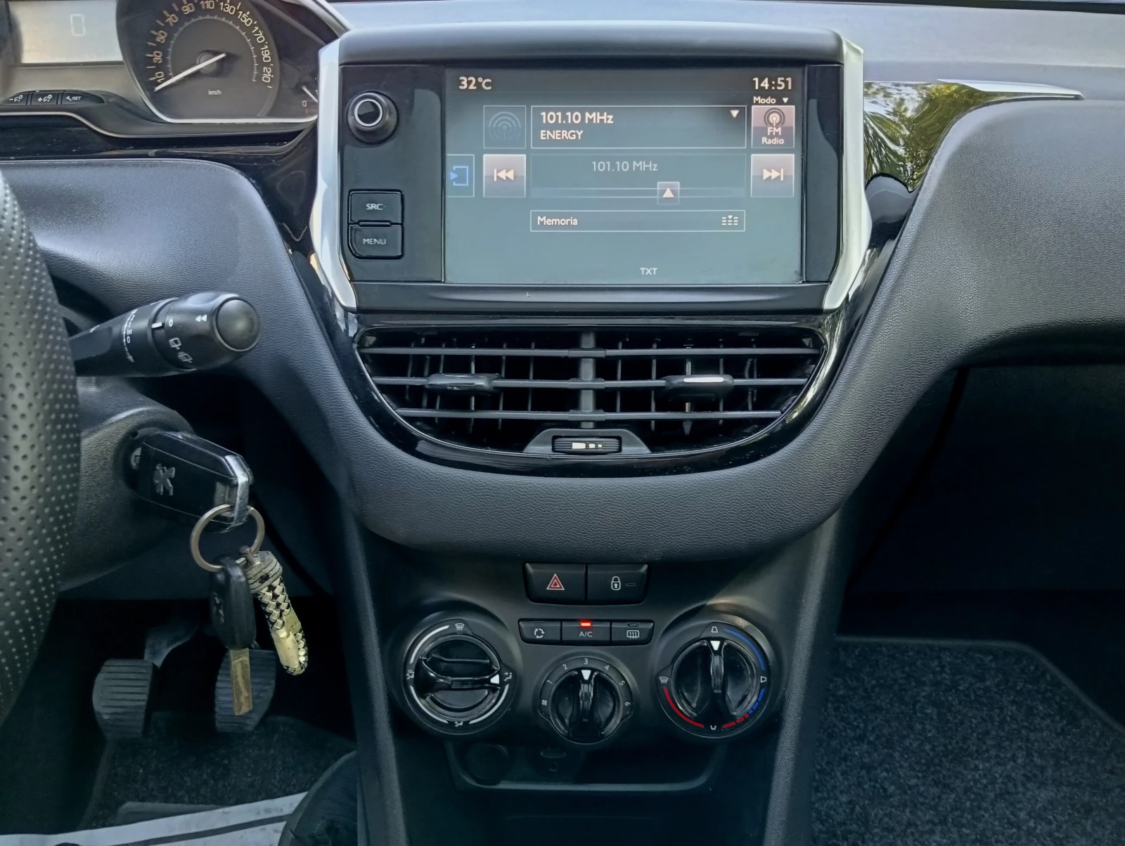 Peugeot 208 1.6eHDI Panorama, снимка 11 - Автомобили и джипове - 55012940