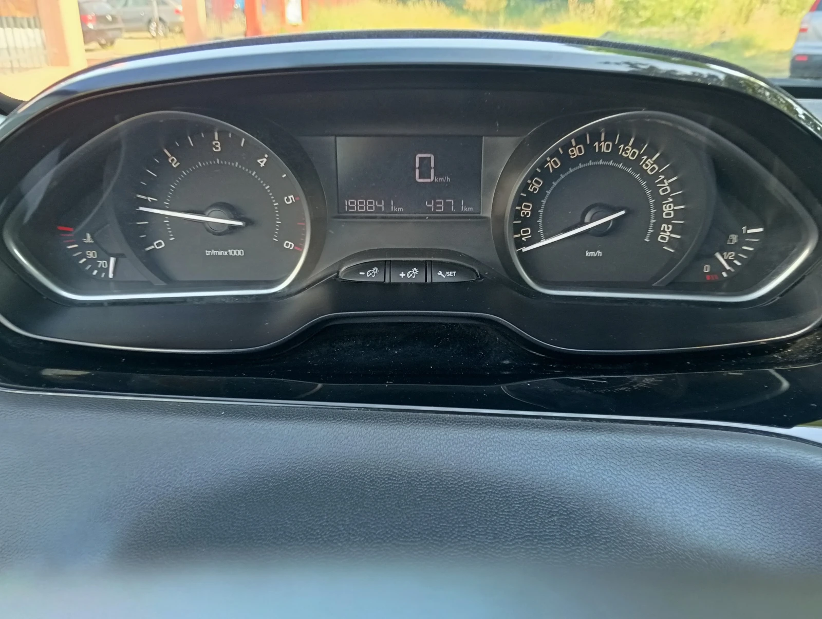 Peugeot 208 1.6eHDI Panorama, снимка 12 - Автомобили и джипове - 55012940