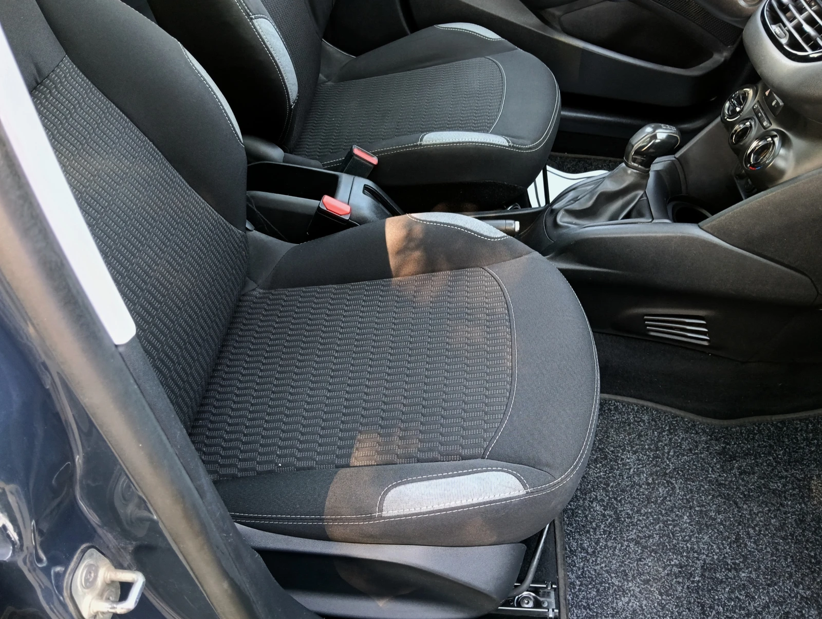 Peugeot 208 1.6eHDI Panorama, снимка 9 - Автомобили и джипове - 55012940
