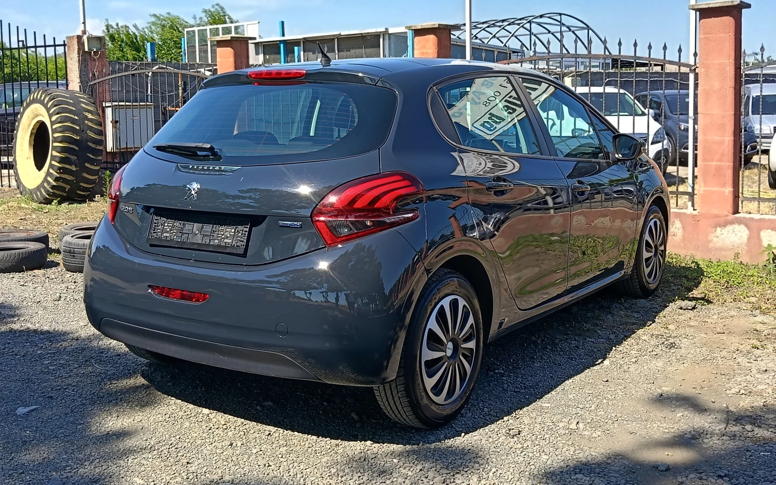 Peugeot 208 1.6eHDI Panorama, снимка 4 - Автомобили и джипове - 55012940
