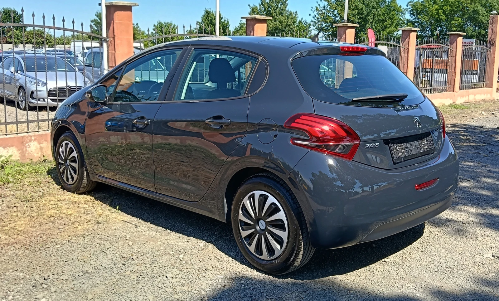 Peugeot 208 1.6eHDI Panorama, снимка 6 - Автомобили и джипове - 55012940
