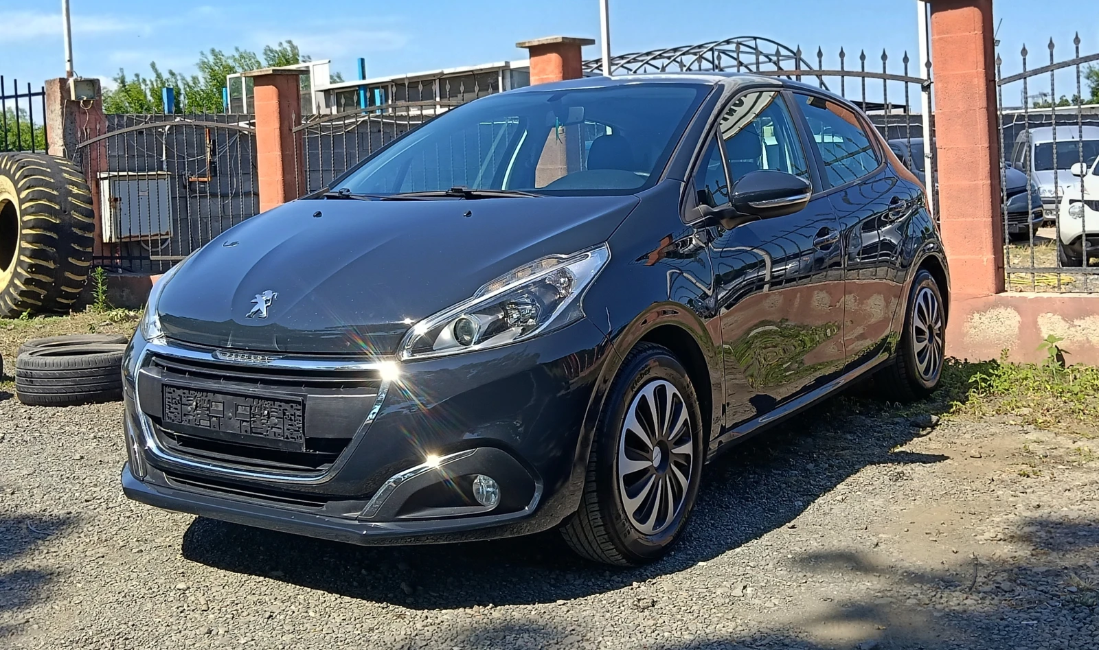 Peugeot 208 1.6eHDI Panorama, снимка 2 - Автомобили и джипове - 55012940