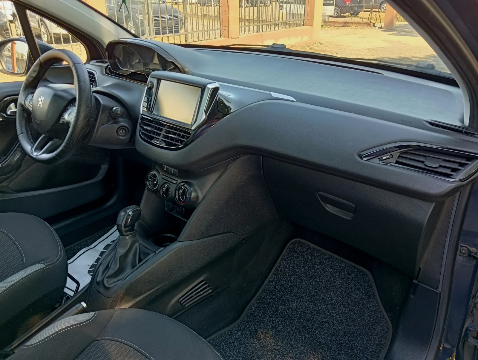 Peugeot 208 1.6eHDI Panorama, снимка 10 - Автомобили и джипове - 55012940