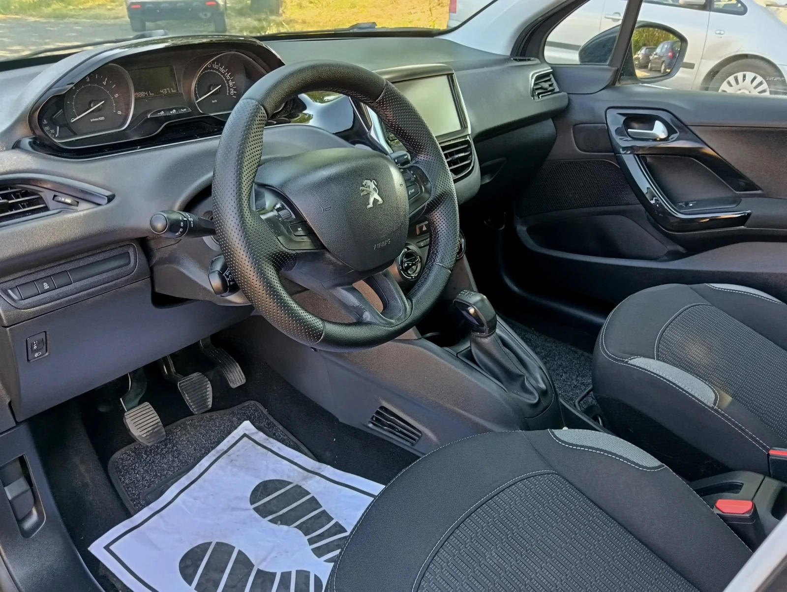Peugeot 208 1.6eHDI Panorama, снимка 8 - Автомобили и джипове - 55012940