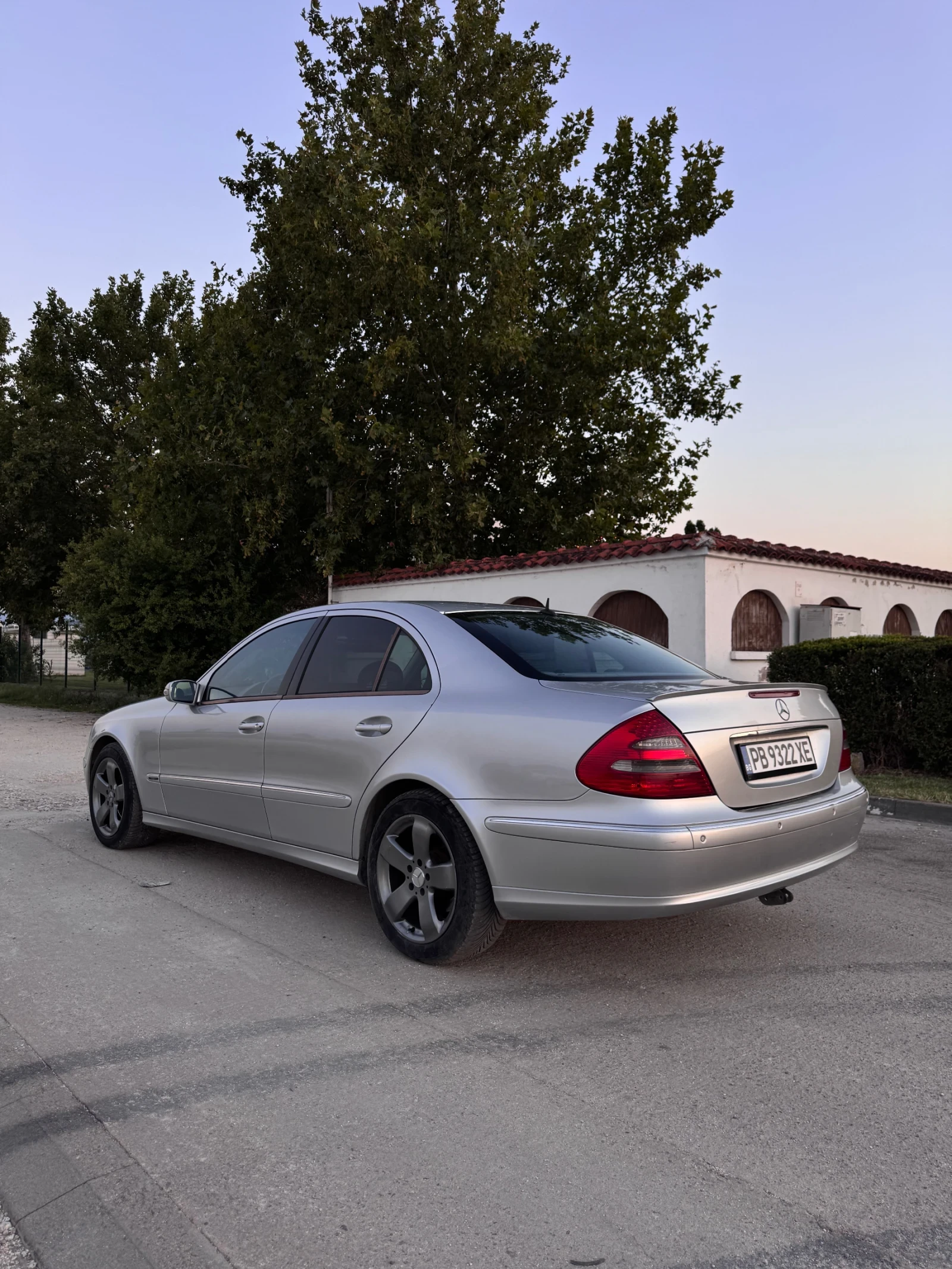 Mercedes-Benz E 220, снимка 4 - Автомобили и джипове - 55650528