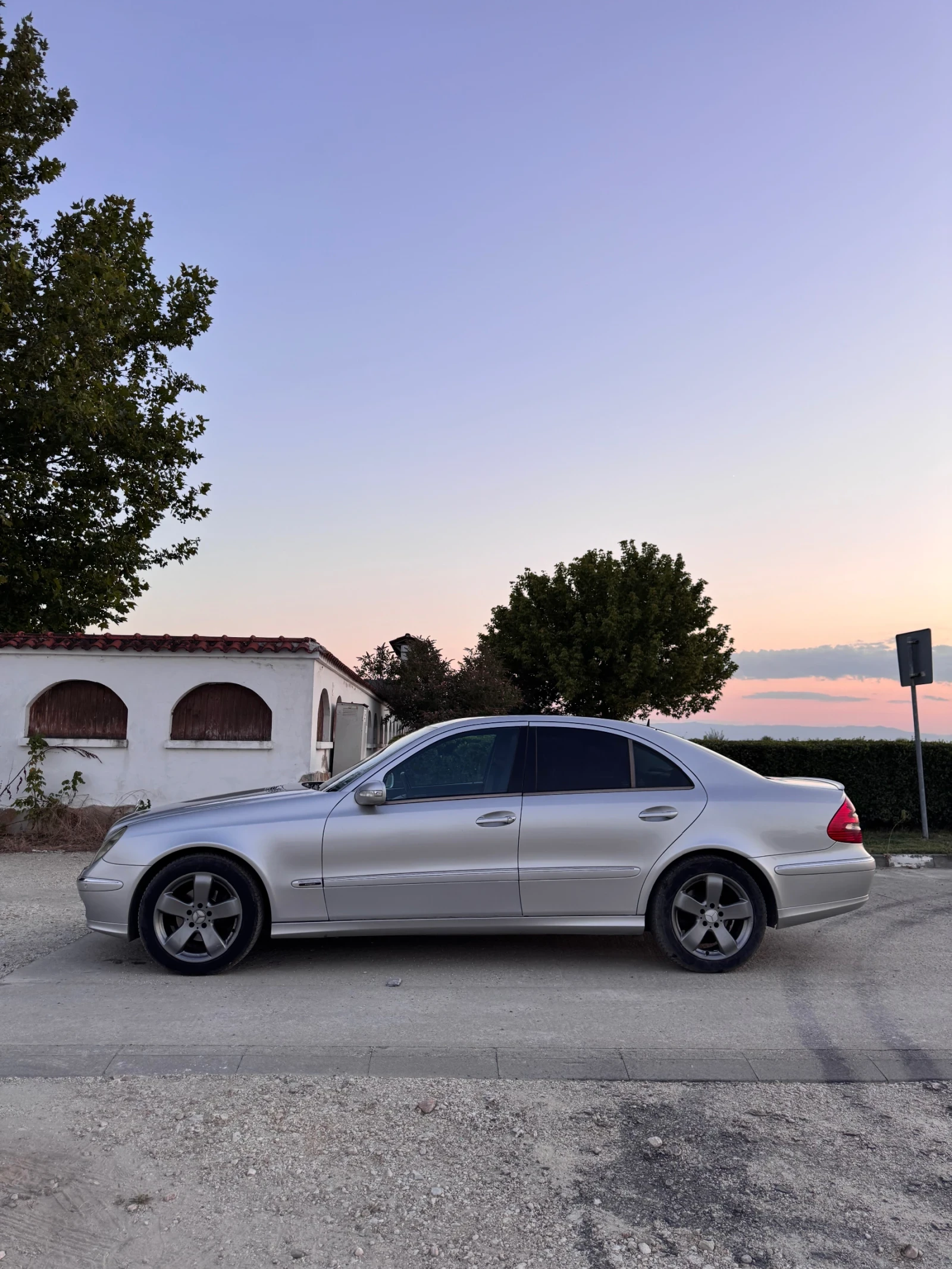 Mercedes-Benz E 220, снимка 3 - Автомобили и джипове - 55650528