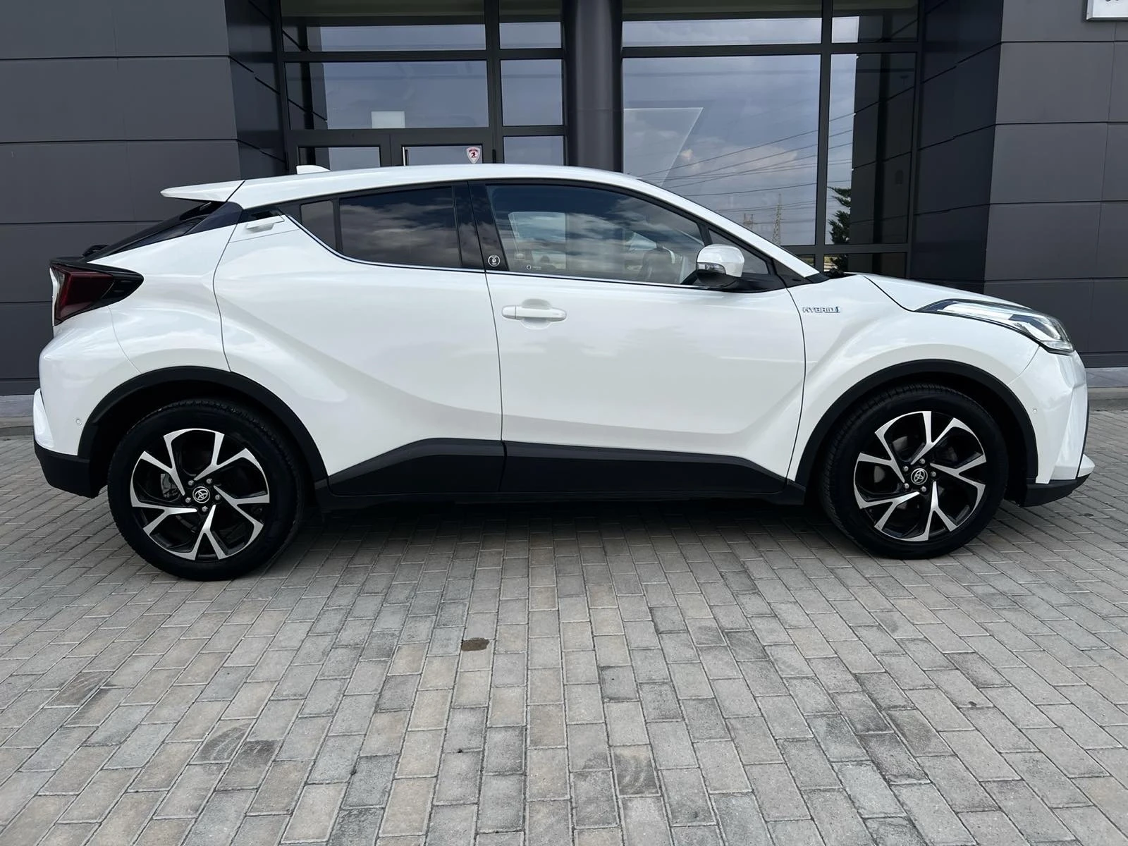 Toyota C-HR ГАРАНЦИЯ от TOYOTA 1.8 Team Deutschland Edition , снимка 3 - Автомобили и джипове - 55565987