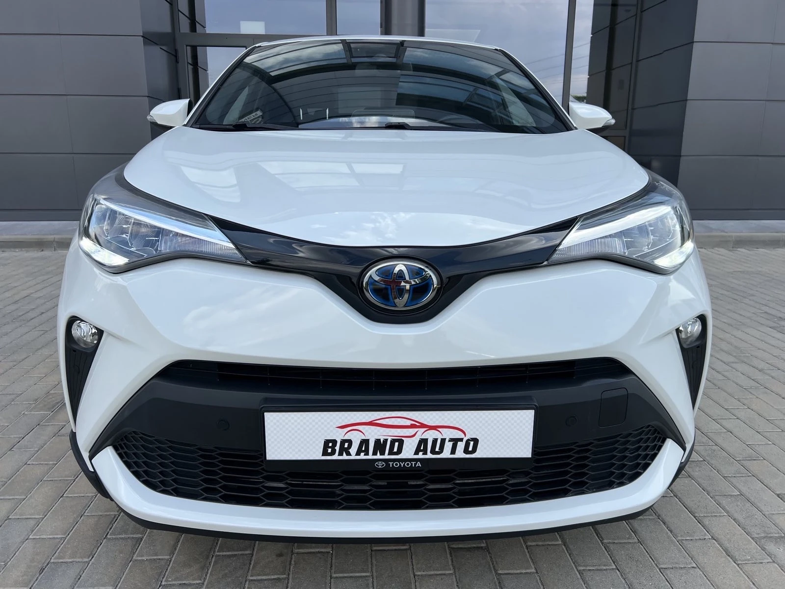 Toyota C-HR ГАРАНЦИЯ от TOYOTA 1.8 Team Deutschland Edition , снимка 2 - Автомобили и джипове - 55565987