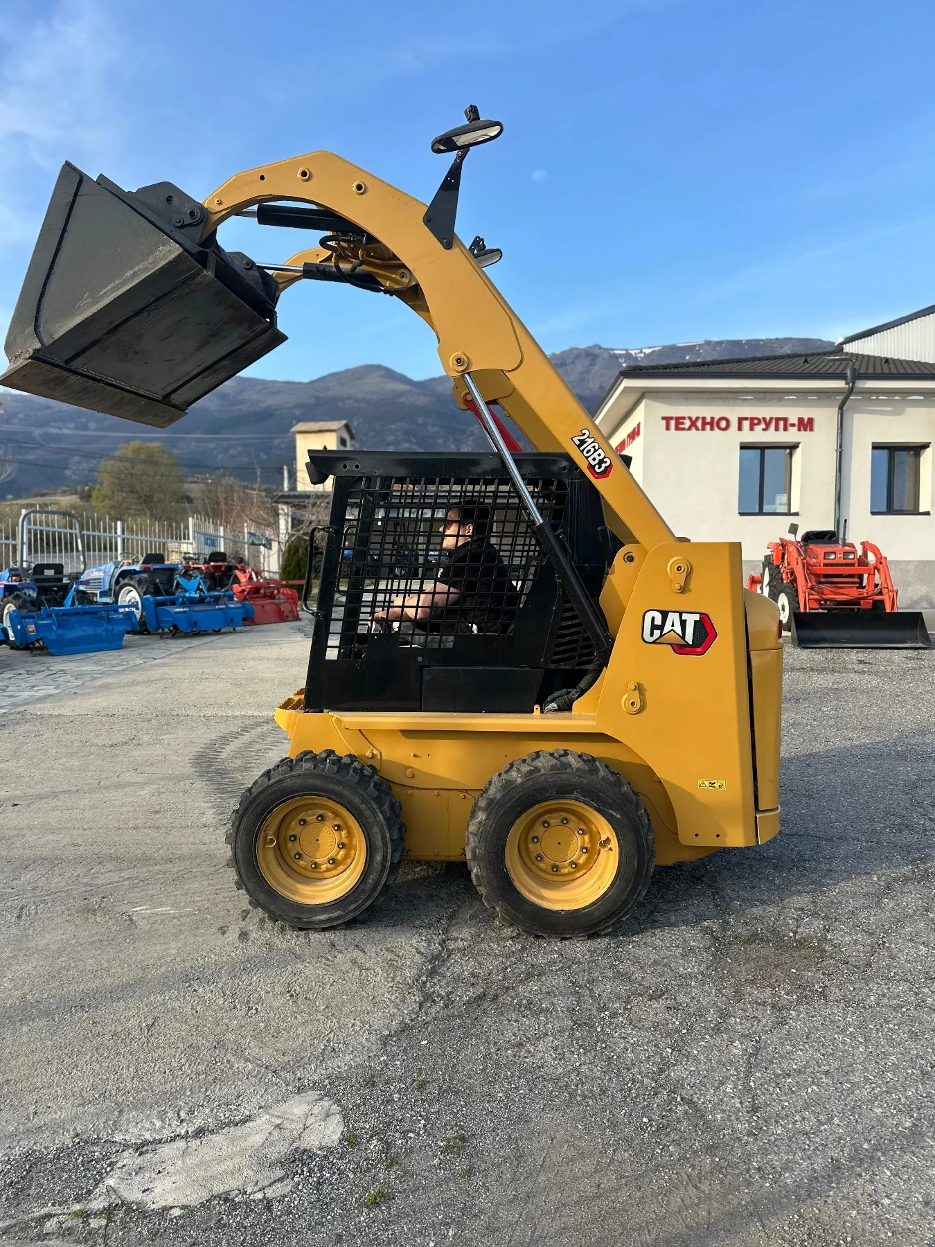 Мини челни товарачи Cat 216B3 - изображение 2