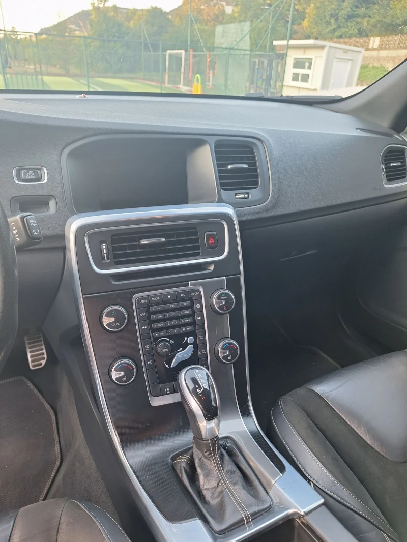 Volvo V60 D4, снимка 5 - Автомобили и джипове - 53132360