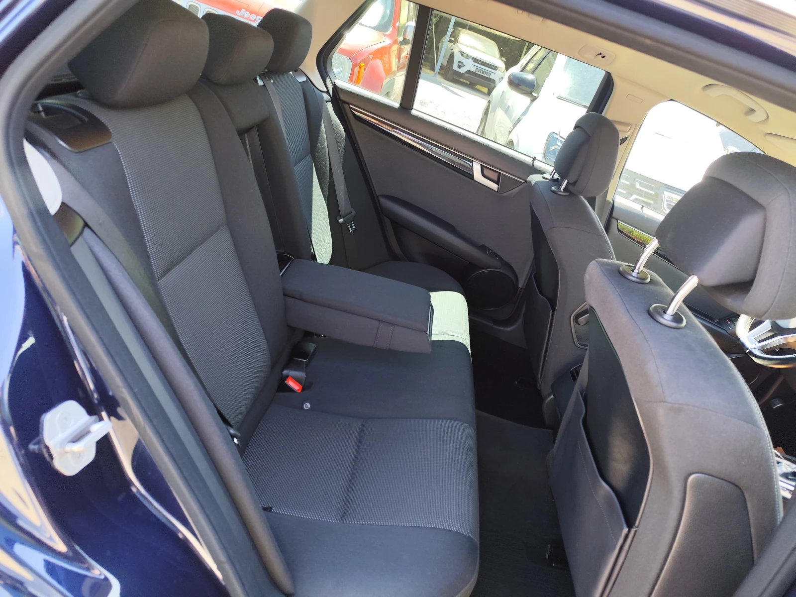 Mercedes-Benz C 220 2.2CDi* АВТОМАТИК* LED/XENON* CAMERA* NAVI* , снимка 12 - Автомобили и джипове - 54924221