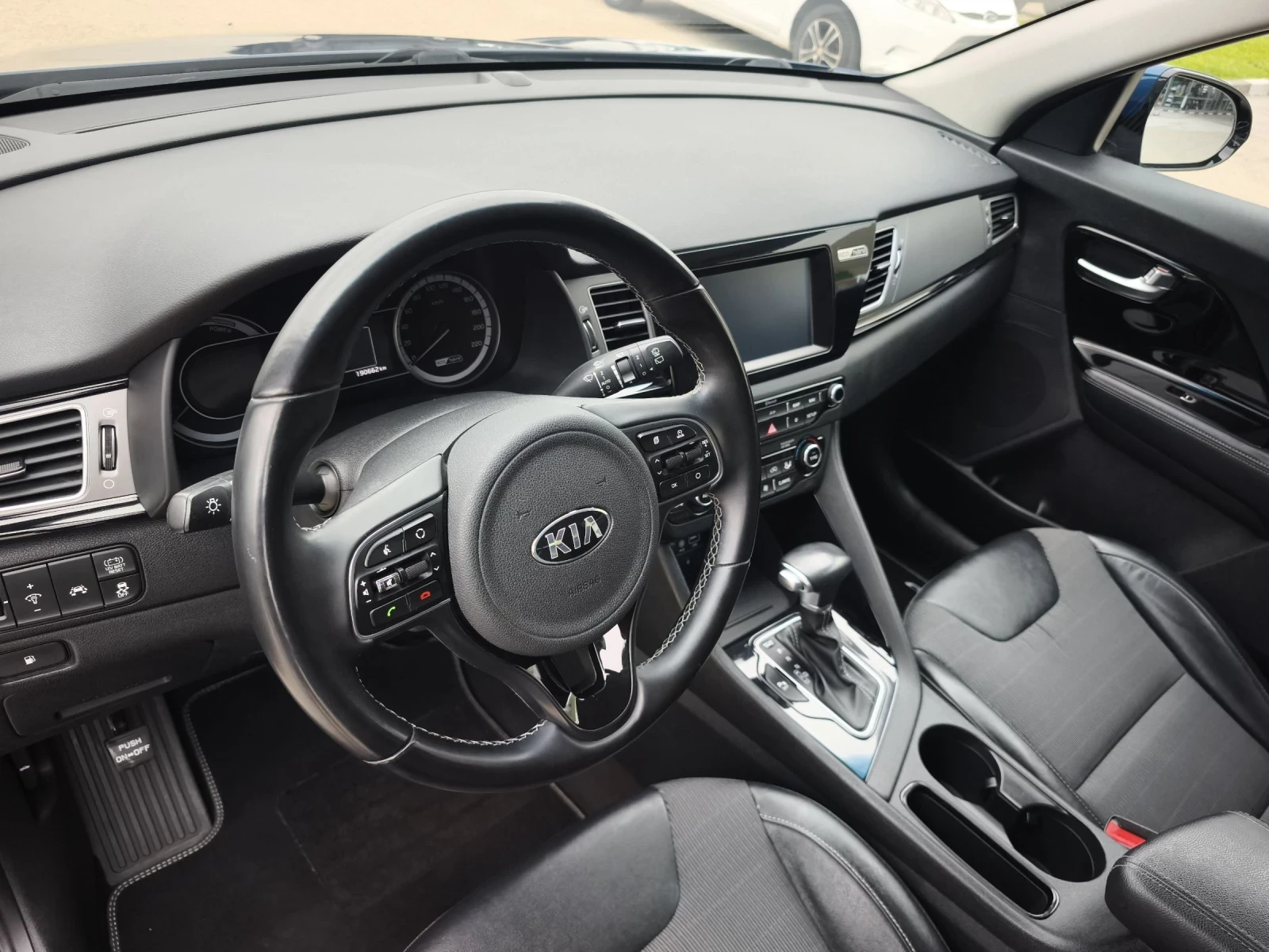 Kia Niro 1.6 HYBRID FULL SERVICE IN KIA NEW !!!, снимка 7 - Автомобили и джипове - 54032108