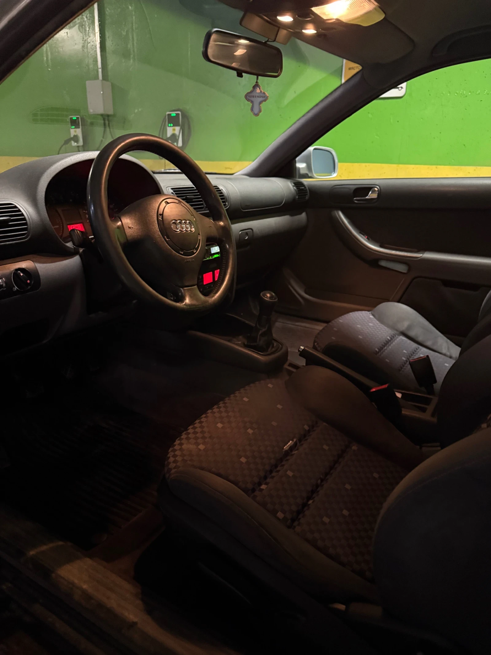 Audi A3 1.9TDI 110кс / КЛИМАТРОНИК / НОВИ ГУМИ / ИСТОРИЯ, снимка 8 - Автомобили и джипове - 54182763