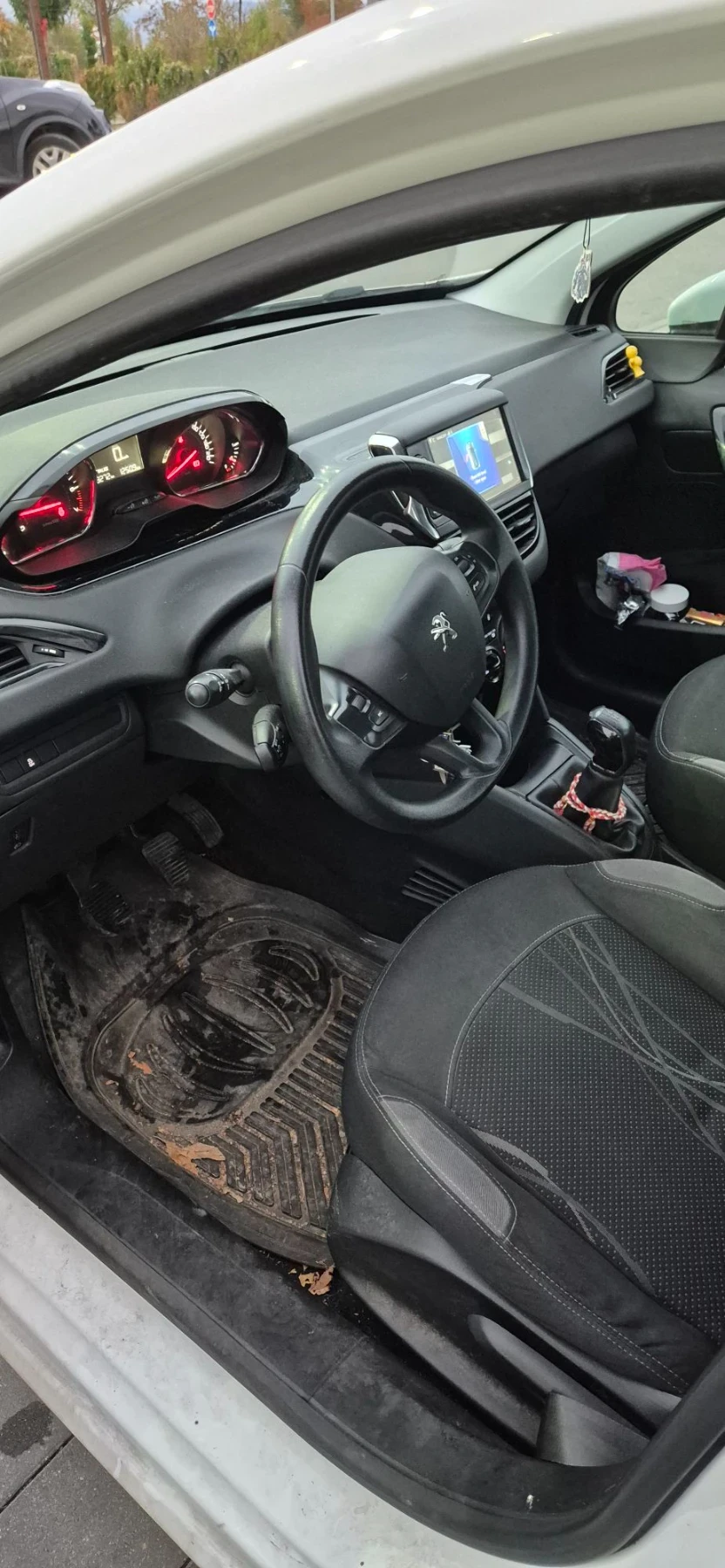 Peugeot 208, снимка 9 - Автомобили и джипове - 56710890