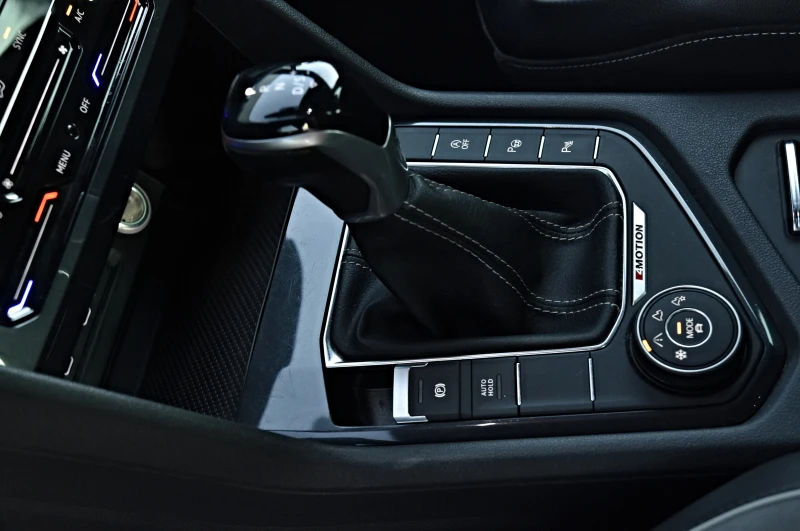 VW Tiguan 2.0TDI/3xR Line/4motion/Distronic/Camera/IQLED, снимка 11 - Автомобили и джипове - 52695402