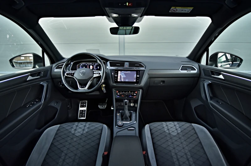 VW Tiguan 2.0TDI/3xR Line/4motion/Distronic/Camera/IQLED, снимка 15 - Автомобили и джипове - 52695402