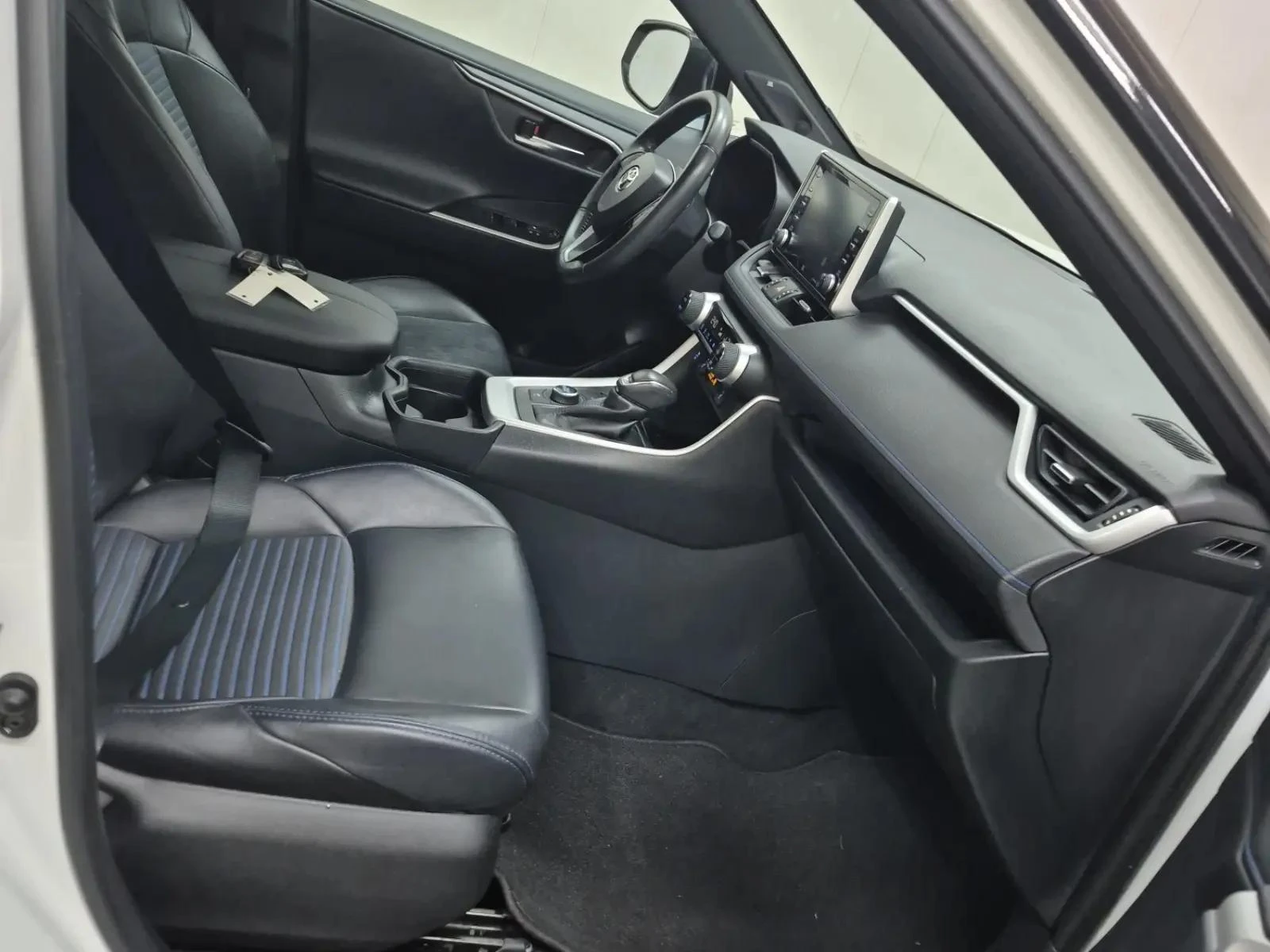 Toyota Rav4 HYBRID XSE (CARFAX) - изображение 8