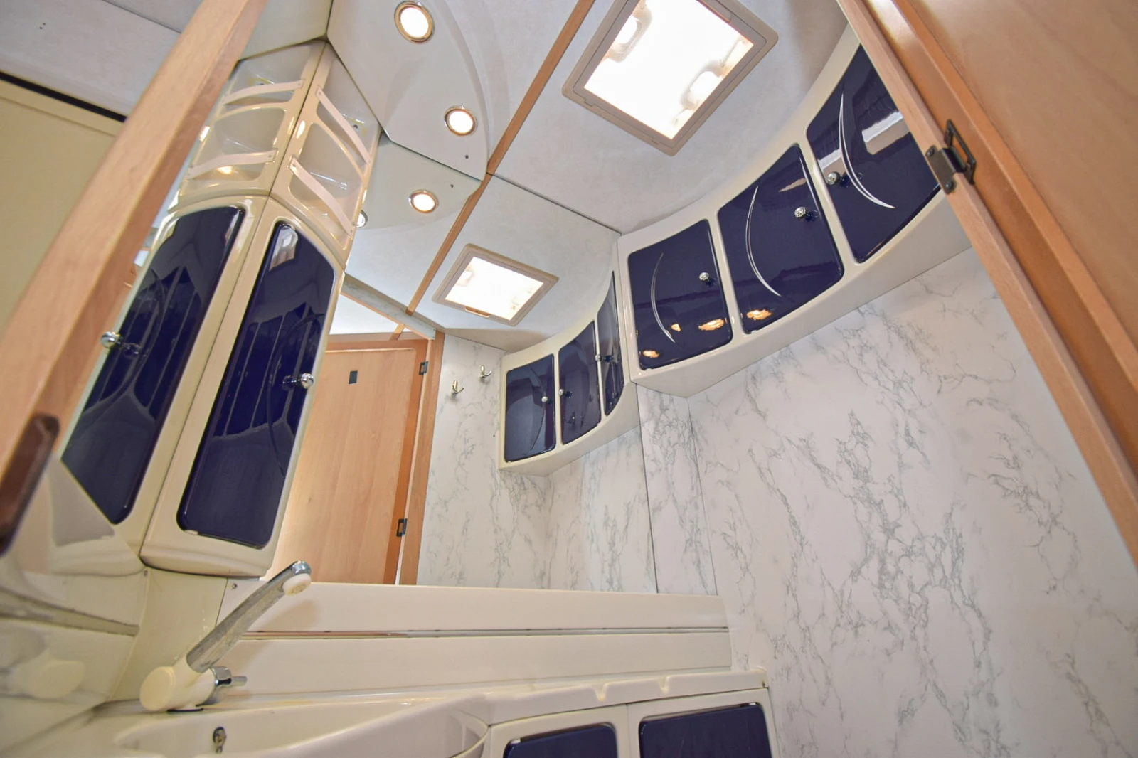 Каравана TEC Travel King 390, снимка 15 - Каравани и кемпери - 55449658