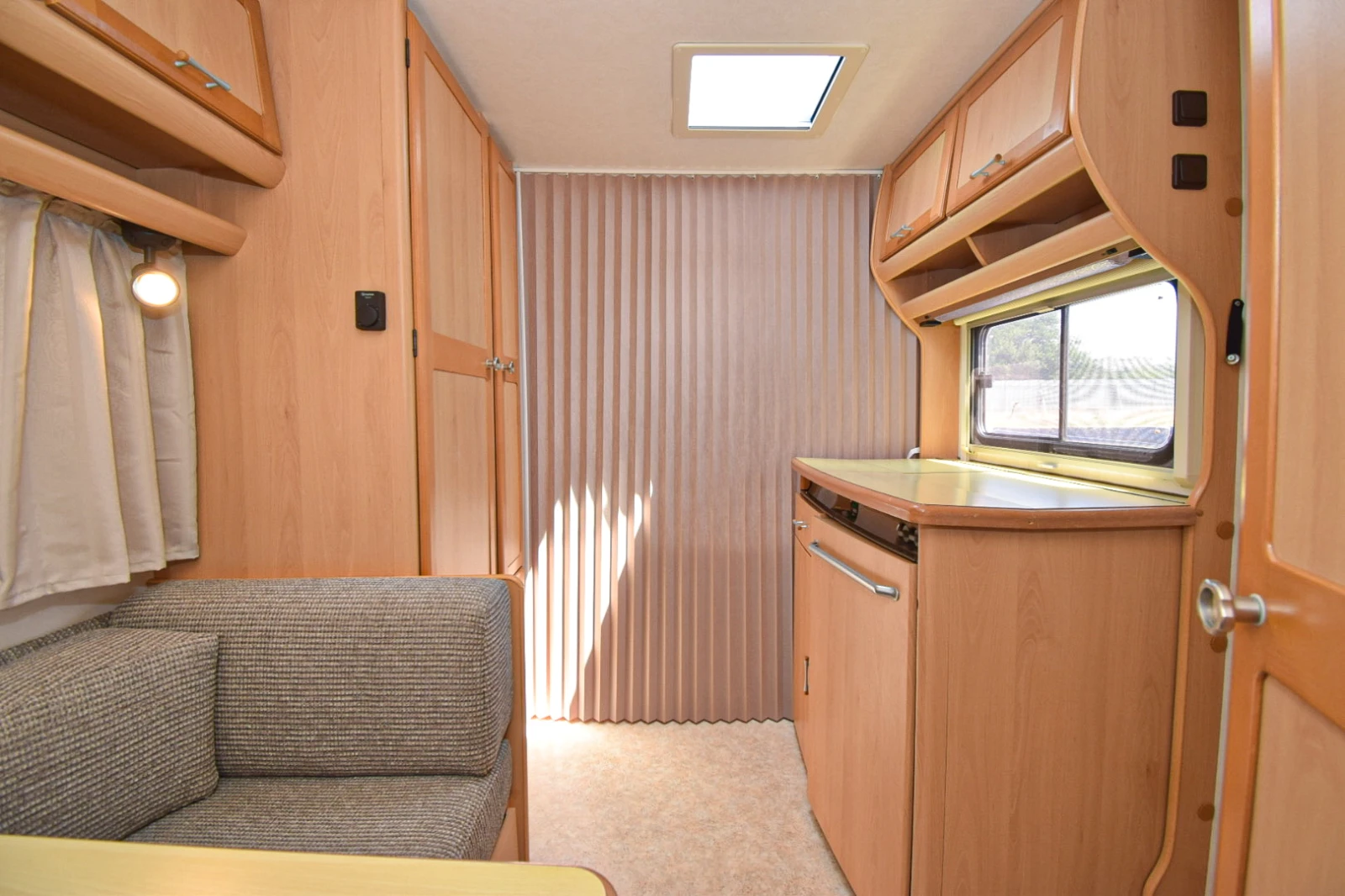 Каравана TEC Travel King 390, снимка 5 - Каравани и кемпери - 55449658