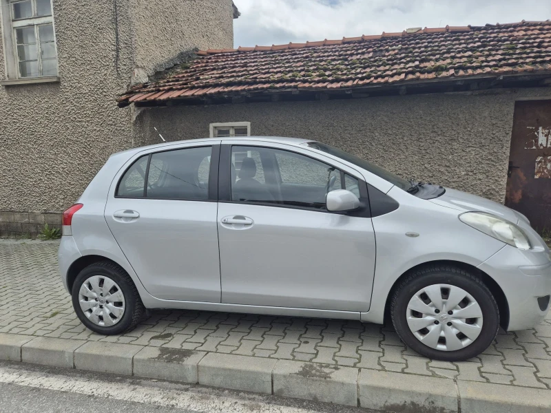Toyota Yaris 1.3 vvt-i, снимка 2 - Автомобили и джипове - 52205236
